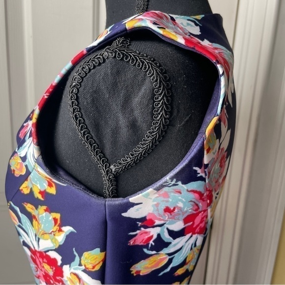 TAHARI Blue and Floral Print Shift Sheath Dress size 2 - Picture 8 of 10